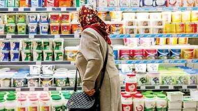 یک خانم در حال خرید لبنیات