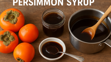 خرمالو و شیره خرمالو روی میز چوبی